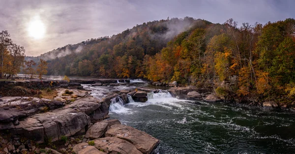 Panoramatické údolí vodopády v zamlženém podzimním dni — Stock fotografie