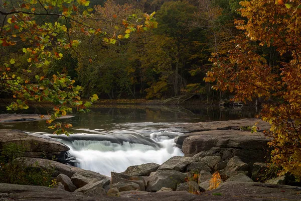 Rámcový pohled na údolí vodopády v zamlženém podzimním dni — Stock fotografie