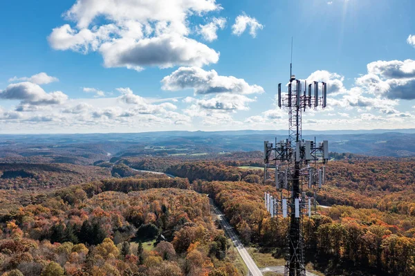 Mobiele telefoon of mobiele zendmast in bebost gebied van West Virginia die breedbanddiensten aanbiedt — Stockfoto