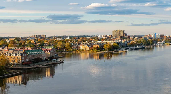 Hafenpromenade der Stadt Alexandria in Virginia bei Sonnenuntergang — Stockfoto