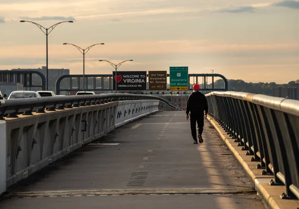 Hombre caminando a través del puente Woodrow WIlson en el sendero o carril bici — Foto de Stock