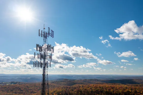 Telefone celular ou torre de serviço móvel na área florestal da Virgínia Ocidental que presta serviço de banda larga — Fotografia de Stock