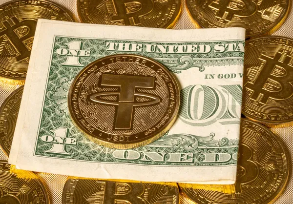 Tether mynt koncept som används som ett sätt att handla med Bitcoin och andra alt mynt med en dollarsedel — Stockfoto