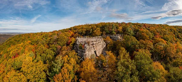 Cooper 'lar Rock Eyalet Parkı Batı Virginia' daki Aldatmaca Nehri 'ne sonbahar renkleriyle bakıyor — Stok fotoğraf