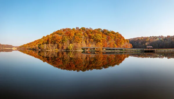 Perfecte reflectie van herfstbladeren in Cheat Lake — Stockfoto