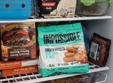 Dondurucuda imkansız bitki bazlı tavuk nugget paketi var.