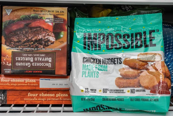 Dondurucuda imkansız bitki bazlı tavuk nugget paketi var.