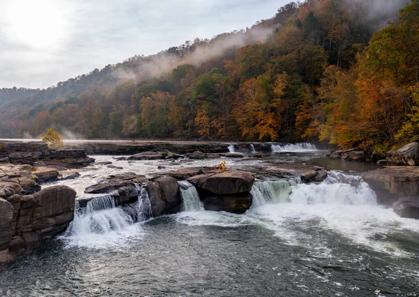 霧深い秋の日の谷の滝のカスケード — ストック写真