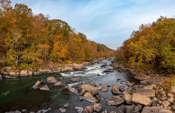 Tygart řeka v údolí vodopády v mlhavém podzimním dni — Stock fotografie