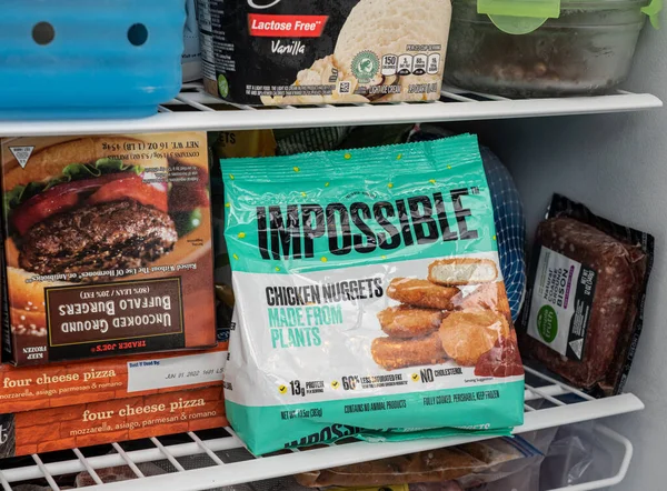 Unmögliche Chicken-Nuggets-Packung auf pflanzlicher Basis im Tiefkühlfach Stockbild