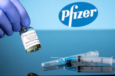Pfizer arka planında şırınga ile Omicron varyantı için Covid-19 aşısı