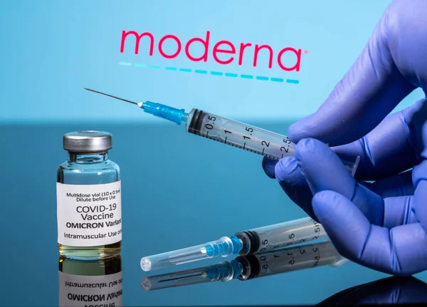 Covid-19 vaccine for Omicron variant in vial with syringe reflected against Moderna logo — Stock Photo, Image