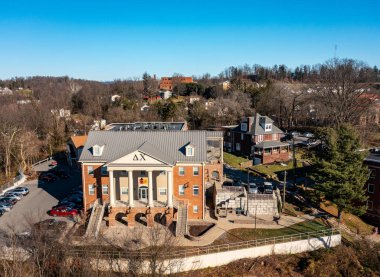 Morgantown, WV 'deki WVU' da Delta Chi Yunan Hayat Binası