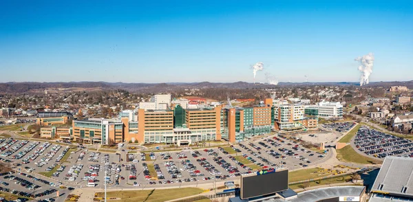 Ruby Memorial kórházi épületek Morgantown Nyugat-Virginiában — Stock Fotó