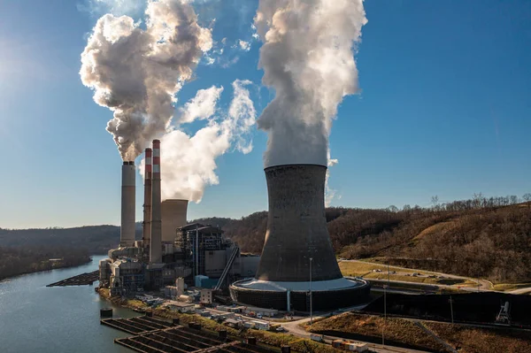 Fort Martin power station on the banks of the Monongahela river — Stock Photo, Image