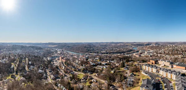 Vista aérea drone do centro da cidade e da universidade em Morgantown, Virgínia Ocidental — Fotografia de Stock