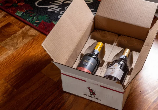 Two bottles of expensive vintage Port wine shipped by Wine.com — Stockfoto