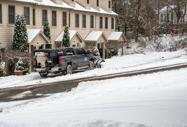 Truck with snow plow attachment blade clearing residential street — Stock Photo, Image