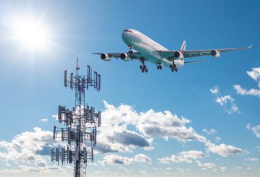 5G cep telefonu ya da mobil servis kulesi. İniş için yaklaşan uçak var.