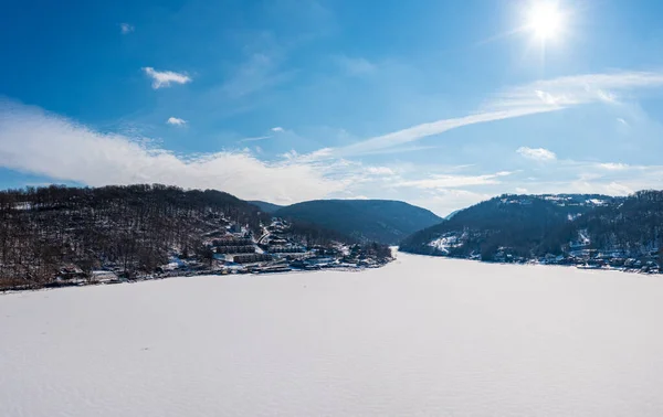 冰天雪地的空中全景，万花筒湖，望向上游 — 图库照片