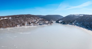 Donmuş Cheat Lake Morgantown 'ın hava manzarası, WV yukarı bakıyor.