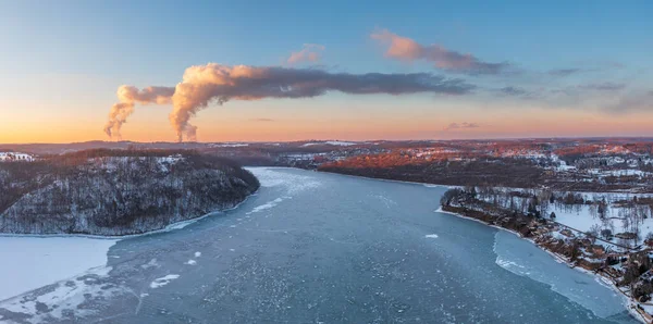 冷凍チート湖モルガンタウンの空中パノラマ,発電所とWV — ストック写真