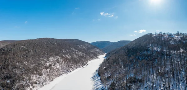 维吉尼亚州摩根城冰冻的支票河的空中景观 — 图库照片