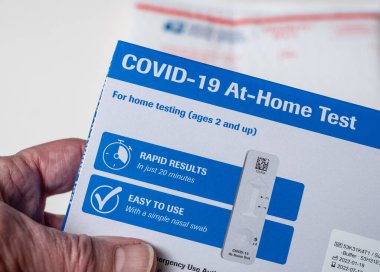 Teslimat için USPS zarflı Covid-19 test kiti
