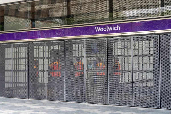 I lavoratori TFL si preparano all'apertura della stazione ferroviaria di Woolwich Crossrail — Foto Stock