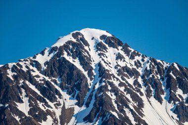 Alaska 'daki Seward limanına bakan dağın tepesi karla kaplıydı.