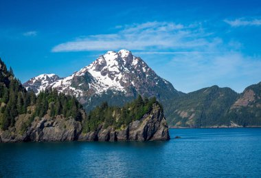Alaska 'daki Seward limanı yakınlarındaki Diriliş Körfezi' nde dramatik kaya çıkıntıları