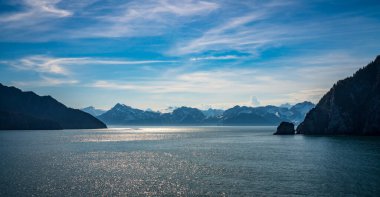 Alaska, Seward yakınlarındaki Diriliş Körfezi 'ne bakan dağların karla kaplı geniş manzarası.
