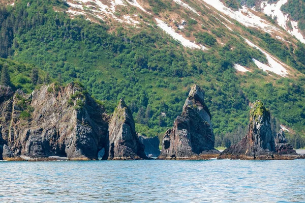 アラスカ州のスワード港近くの復活湾の劇的な岩の露頭 — ストック写真