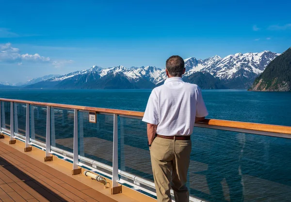 Älterer Erwachsener Mann Allein Deck Des Kreuzfahrtschiffes Verlässt Alaskischen Hafen — Stockfoto