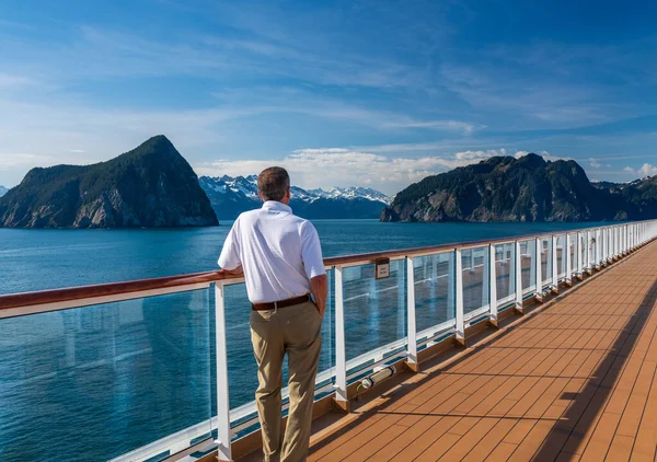 Senior Vuxen Man Ensam Däck Kryssningsfartyg Lämnar Alaska Hamn Seward — Stockfoto