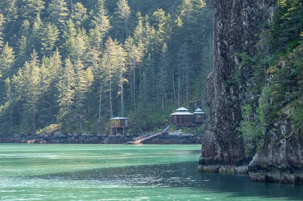 Seward Alaska Yakınlarındaki Diriliş Körfezi Kıyısında Küçük Modern Ahşap Kulübeler — Stok fotoğraf