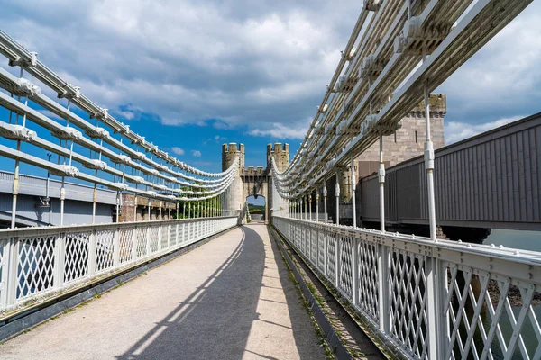 通往北威尔斯康威古堡的托马斯 特尔福德吊桥 — 图库照片