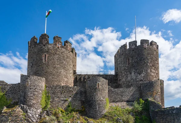 威尔士北部具有历史意义的Conwy城堡周围有坚固的石墙 — 图库照片