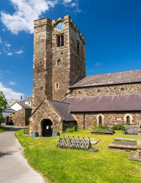 웨일스의 역사적 도시인 세인트 교회와 묘지의 구조물 — 스톡 사진
