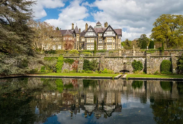 Reflection Pond Gardens Old Manor Home Bodnant Garden North Wales — Stock Photo, Image