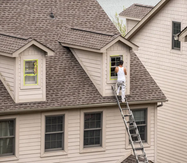 Klebeband Das Kunststoffverkleidungen Fenstern Hält Bevor Farbe Auf Das Haus — Stockfoto