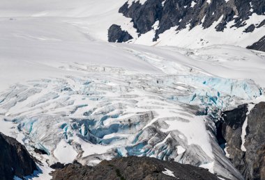 Worthington Buzulu 'nda Crevasse. Valdez Alaska yakınlarındaki Thompson Geçidi' nde yol kenarında.