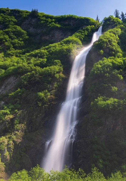 位于阿拉斯加州瓦尔迪兹郊外的凯斯通峡谷悬崖下的新娘瀑布 — 图库照片