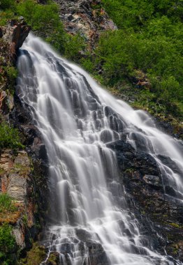 At Kuyruğu Şelalesi, Valdez, Alaska dışındaki Keystone Kanyonu 'nun kayalıklarından aşağı taşar.