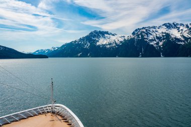 Prens William Boğazı 'ndan Alaska Valdez' e doğru giden yolcu gemisinin pruvası.