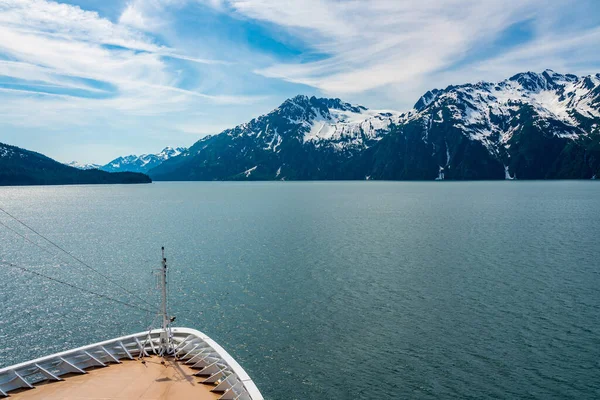 Prens William Boğazı 'ndan Alaska Valdez' e doğru giden yolcu gemisinin pruvası.