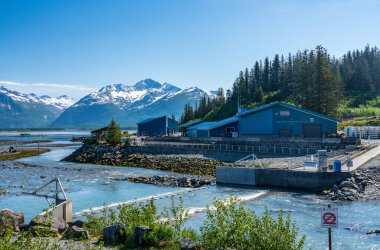 Valdez, AZ - 4 Haziran 2022: Solomon Gulch Somon kuluçka tesisi Valdez 'de