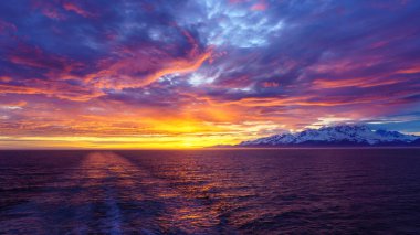 Güneş ufukta dağlarda ve Fairweather Dağı 'nda Alaska' daki Buzul Körfezi Ulusal Parkı 'nda.