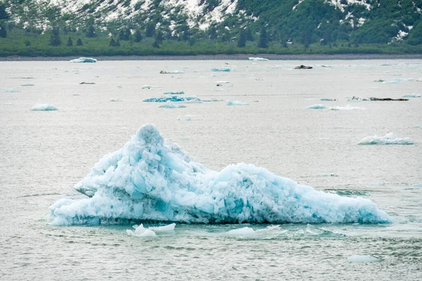 Iceberg Parido Del Glaciar Hubbard Mientras Flota Hacia Mar —  Fotos de Stock