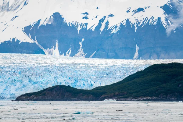 Primer Plano Grietas Glaciar Hubbard Con Árboles Para Dar Escala — Foto de Stock